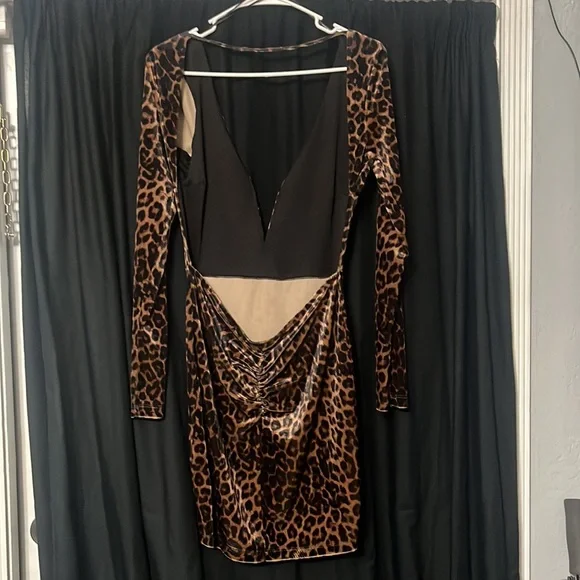 Symphony Cheetah Deep V-cut Dress - Picture 2 of 5